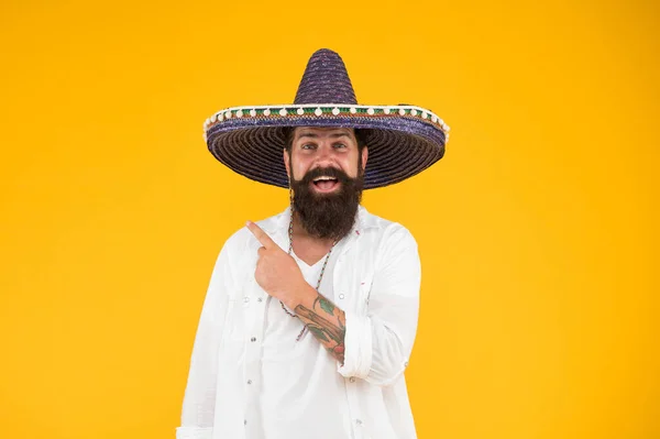 Μεξικάνικη μέρα των νεκρών. Εθνικές διακοπές στο Μεξικό. Μεξικάνικο καπέλο σομπρέρο και μουστάκι. Απολαμβάνω το καλοκαίρι. Ο άνθρωπος με εορταστική διάθεση δείχνει το δάχτυλο. 5 Μαΐου. βάναυσος γενειοφόρος με μεξικάνικο καπέλο σομπρέρο — Φωτογραφία Αρχείου