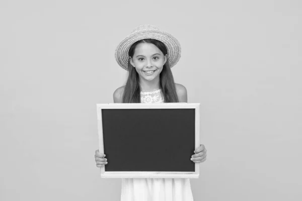 Educação e formação. Criança feliz mantenha o quadro negro da escola. Educação e estudo. Ensino primário obrigatório. Ensino privado. Continua a aprender. Programa de educação, espaço de cópia — Fotografia de Stock