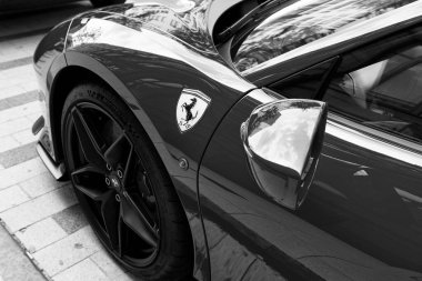 Supercar Lamborghini Huracan LP 610-4 siyah renkli Hamburg caddesinde park halinde.