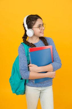Dinleme faaliyetleri. Küçük bir çocuk dinleme becerisi geliştiriyor. Mutlu çocuk müzik dinle. Dinleme kursu. Çevrimiçi öğrenme. Okul ve eğitim. Modern hayat. Dinleme anlayışı sadece duyma değildir.