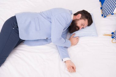 İyi uykular. Sakallı adam gelinlik içinde uyuyor. Formalite içinde uyuyan hipster. Uyku vakti. Yatma vakti. Sağlıklı uyku alışkanlıkları. İyi geceler. Üzerinde uyu.