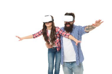 Özgürlük duygusu. Sanal gerçeklik gözlükleriyle kendinizi özgür hissedin. Gelecekteki teknoloji konsepti. Kızları ve babaları telsiz kulaklıklarıyla. Modern eğitim evde. Birlikte sanal oyun oynayın. Aile eğleniyor.