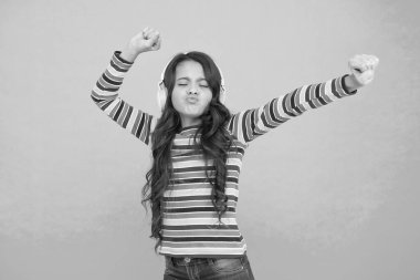 Kafasının içinde parti var. Modern müzik hizmetleri. Eğlence başvurusu. Albümün en sevdiği sanatçı. Mutlu küçük kız müzik dinliyor. Küçük çocuk kulaklıkla çalan şarkılardan hoşlanır. Dans müziği.