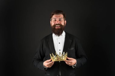 Çok memnun oldu. Saf mükemmellik. Olgun adam altın karga takar. iş dünyasının kralı. Büyük patron. Bencil ve egoist. Düş dünyasının prensi. Erkek modası. Yılın en iyi çalışanı ödülü. Liderlik kavramı