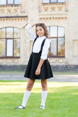 Bütün kızlar muhteşemdir. Üniformalı retro çocuk. Klasik kıyafetli bir öğrenci. Okula dönüyorum. Açık havada mutlu bir güzellik. Çocuk modası ve alışveriş. Mutlu çocuklar günü. Bahar geldi. Liseli kızın zarif görünüşü.
