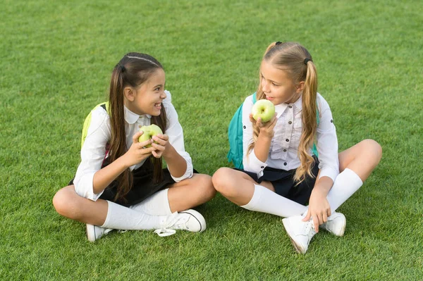 Powrót do szkoły i zdrowe odżywianie. Szczęśliwe dzieci jedzą jabłka na zielonej trawie. Zdrowa szkolna przekąska. Zdrowie szkoły. Plan diety dla szkoły podstawowej. Poprawa zdrowia i edukacji dzieci — Zdjęcie stockowe