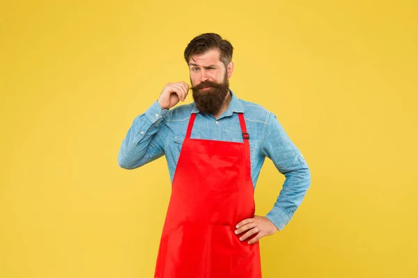 Estilo Hipster. Peluquero macho bien arreglado. Concepto de barbería. Peluquería peluquera. Inspirado para los cambios. Hombre brutal barbudo hipster con bigote usar delantal. Personal de barbería. Barba salón de aseo — Foto de Stock