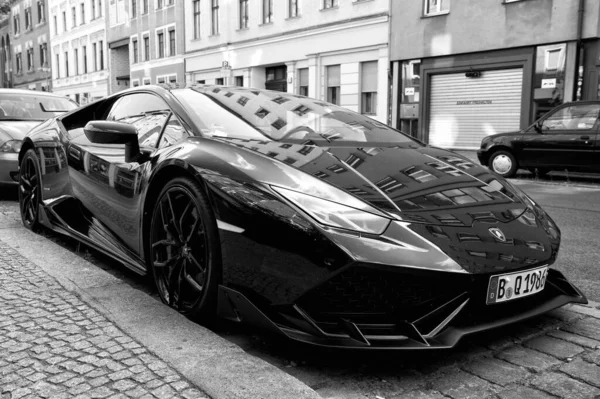 Supersamochód Lamborghini Huracan LP 610-4 czarny kolor zaparkowany na ulicy w Hamburgu — Zdjęcie stockowe