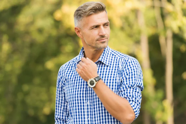 Estilo bonito. Bonito homem no verão ao ar livre. Bonito aspecto de homem sem barba. Estilo casual. Tendências da moda. Loja de roupa de homem. Mens a preparar-se. Uma rotina de cuidados com a pele. Barbearia. Bonito e confiante — Fotografia de Stock