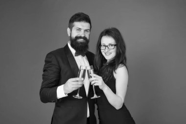 Aile Sevgililer Günü 'nü kutluyor. Romantik bir ilişki. Aşk konsepti. Aşklarını kutluyorlar. Kutlama vesilesi. Birbirine aşık çiftler köpüklü şarap içer. Eş camı tutar. Mutlu evlilik yıldönümleri