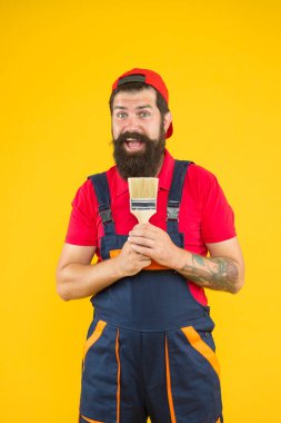 Yetenekli usta. Dekorasyon konsepti. Sakallı olgun erkek ressam. Doğal Fırça. Mobilya restorasyonu. Mobilyalar ne kadar da yenilenmiş. Temiz onarım ve yıpranmış eski parçaları restore etmek. İnşaat ve yenileme