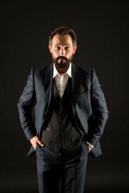Resmi etkinlik. Eski moda. Klasik sonsuz değer. Resmi görünüşlü sakallı adam. İşadamı siyah arka plan. Smokin giymiş olgun bir adam. Klasik bir görünüş. Moda dükkanı. Kıyafet al. Erkek giyim konsepti