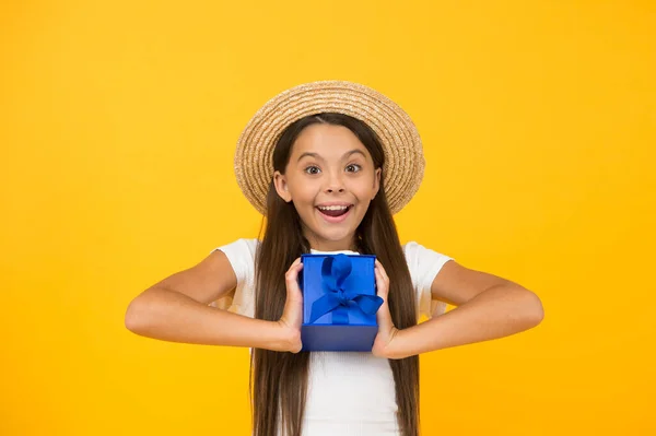 Gefeliciteerd. Verrast klein meisje houden huidige doos. Een leuk cadeau. Zomervakantie viering. Fijne feestdag verkoop. Mooie kleine aankoop. Internationale kinderdag. Gefeliciteerd met je verjaardag. — Stockfoto