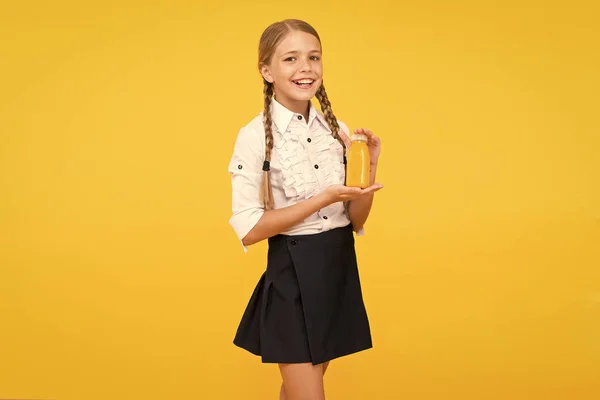 Ενέργεια χυμού φρούτων. Σχολικό γεύμα. Ένα χαμογελαστή παιδί πίνει χυμό. Υγιεινά φαγητά. Βιταμίνη διατροφής. Φρέσκος χυμός. Κορίτσι που πίνει χυμό πορτοκάλι. Η μαθήτρια τρώει μεσημεριανό. Χορτοφαγική ιδέα — Φωτογραφία Αρχείου