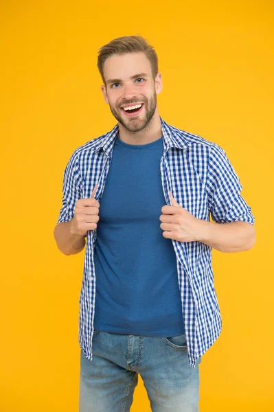 La sonrisa siempre está de moda. Feliz hombre sonríe fondo amarillo. Un tipo sin afeitar con una sonrisa saludable. Odontología. Clínica dental. Salud dental. Higiene dental. Dame una gran sonrisa. — Foto de Stock