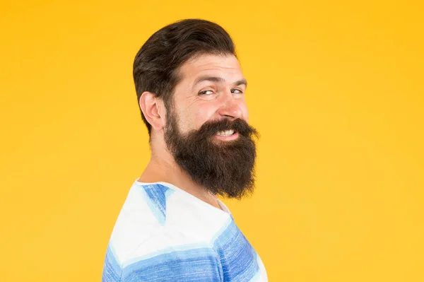 Lächeln Sie einfach. Brutaler bärtiger Mann auf gelbem Hintergrund. männliche Sommermode. Der reife Hipster hat einen perfekten Schnurrbart. glücklich aussehender Kerl. männliche Friseurpflege. Holen Sie sich Stil im Friseursalon. helles Leben — Stockfoto