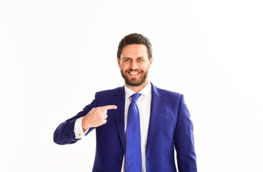 Takım elbiseli adam mı yoksa gülen yüzlü iş adamı mı?