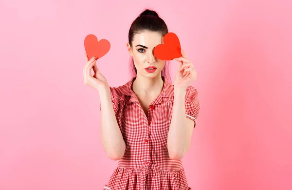 Chica con cara seria, maquillaje y corazones rojos . —  Fotos de Stock