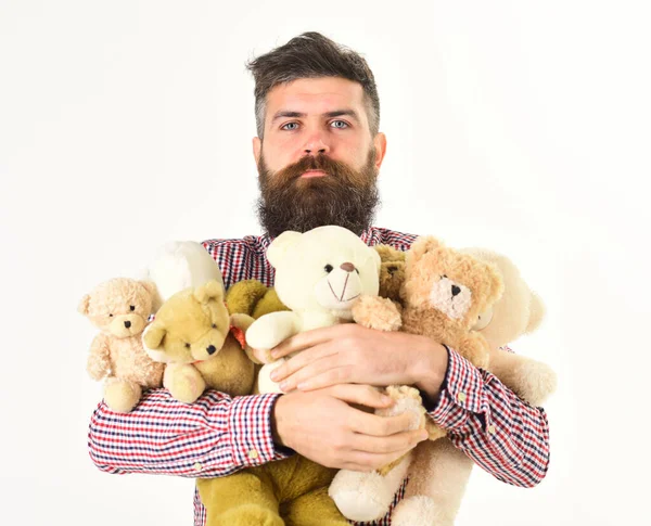 Macho com barba abraços pilha de ursinhos de pelúcia — Fotografia de Stock