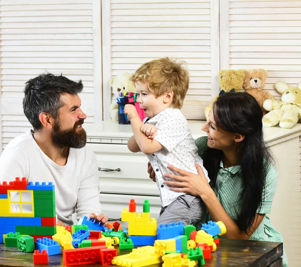 Anne, baba ve çocuk oyuncaklar ahşap arka planda — Stok fotoğraf