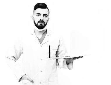 Cerrahi maskeli adam beyaz arka planda izole edilmiş.