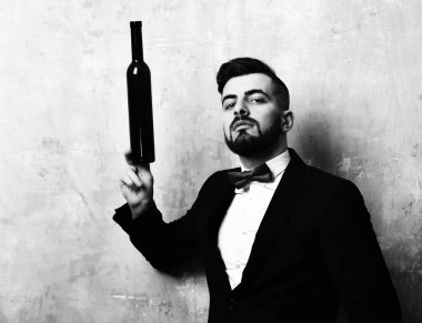 Kendine güvenen adam içer.