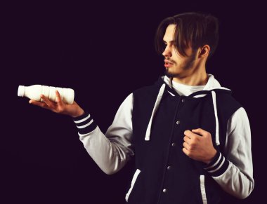 Beyzbol ceketli sakallı adam.