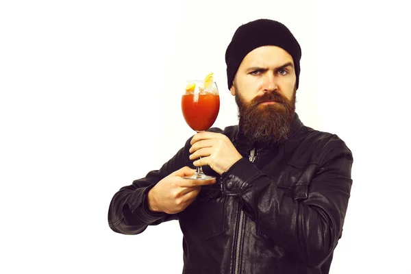 Brutale blanke hipster met alcoholische drank of verse cocktail — Stockfoto