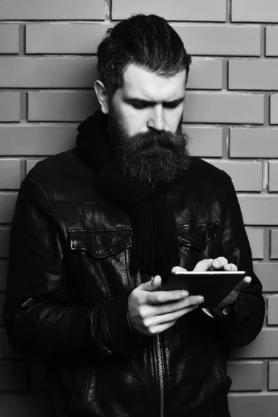 Barbudo brutal caucasiano hipster segurando tablet — Fotografia de Stock