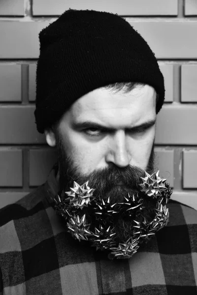 Бородатый мужчина, брутальный кавказский грустный хипстер с подарочными звездами — стоковое фото
