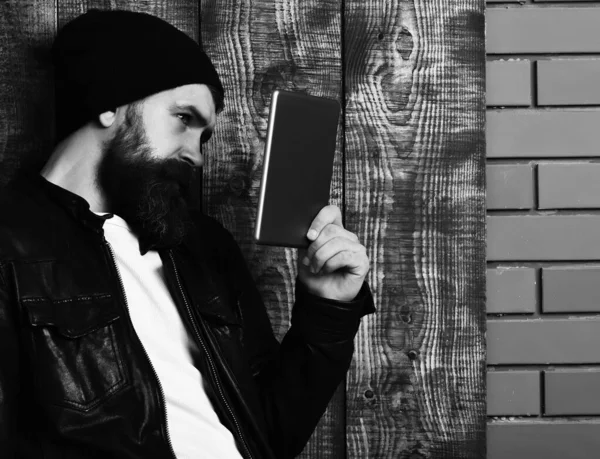 Vousatý brutální kavkazský hipster držící tabletu — Stock fotografie