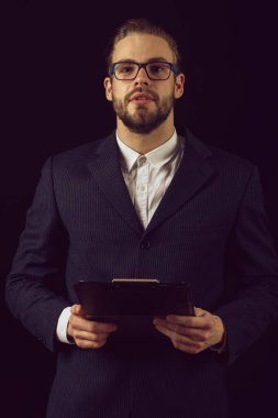 Takım elbiseli düşünceli bir iş adamı.