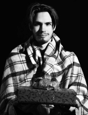 Ekoseli yakışıklı sakallı adam.