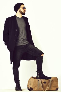 Sakallı adam, güneş gözlüklü beyaz hippi.