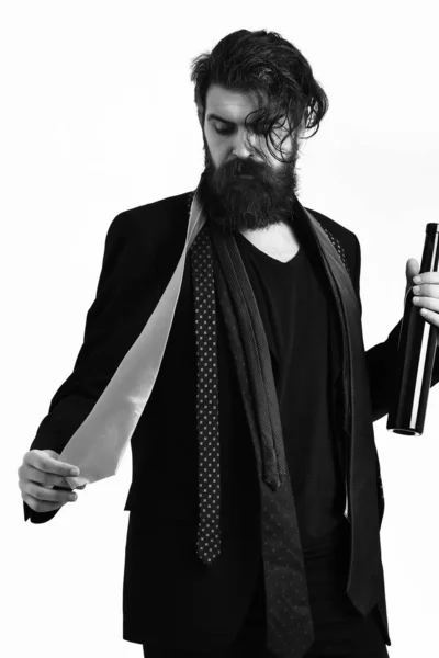 Brutális kaukázusi hipszter nyakkendővel a vállán, palackot tartva — Stock Fotó