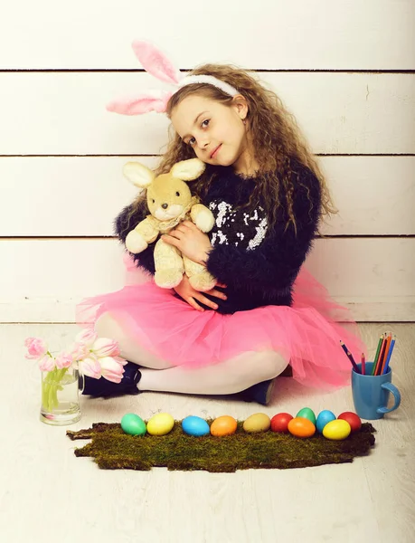 快乐的女孩，带着复活节兔子玩具，铅笔，郁金香花，蛋 — 图库照片