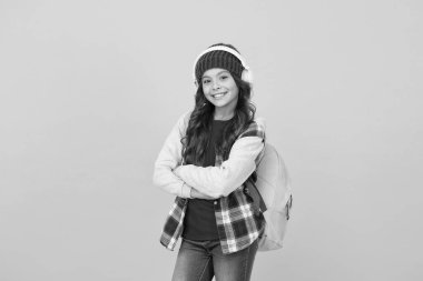 Heyecan ve zeka. Ses kursları. Öğrenme teknolojisi. Liseli kız kablosuz kulaklık kullanıyor. Öğrenim teknolojileri. Modern teknolojiler. Öğrenme yöntemleri. Okul kitabını dinliyordum.