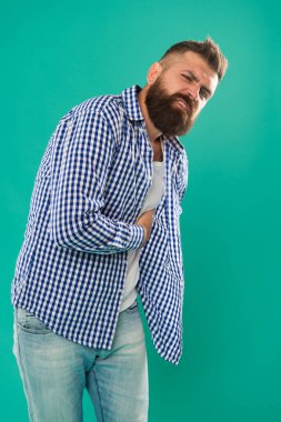 Miyokard enfarktüsünün belirtileri. Oh kalbim. Sakallı adam kalp ağrısından muzdarip. Hippi elini kalbe koy. Kalp ve damar sağlığı. Kalp ağrısı ve göğüs ağrısı. Sağlık hizmetleri. Kalp hastalığının önlenmesi