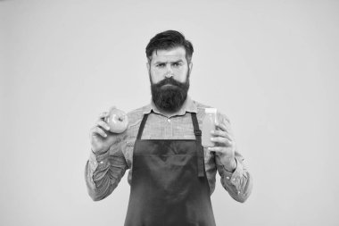 Kendi başıma yaptım. Ev yapımı meyve suyu satıyorum. Domates diyeti. Domatesli satıcı. Sakallı adam domatesi elinde tutuyor. Taze domates püresi. Sağlıklı yemek ve yemek. Çiftlik pazarı konsepti. Organik ürünler