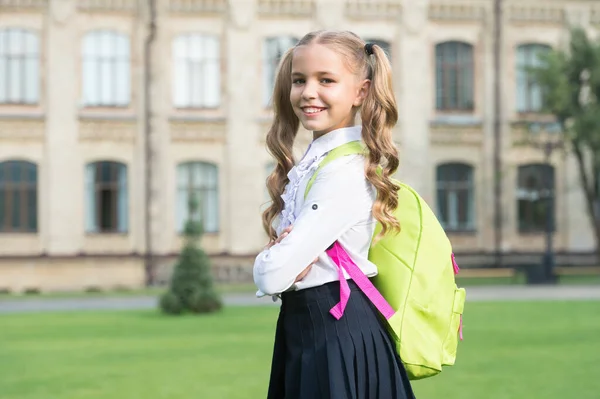 En septembre. Joyeux enfant va à l'école. La petite fille porte l'uniforme scolaire. Le 1er septembre. Je retourne à l'école. Je retourne en classe. Le pack scolaire. Éducation et études. Retour à l'apprentissage. Démarrage — Photo