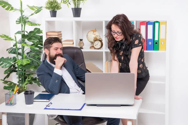 Novas maneiras de automatizar processos de negócios. Os gerentes trabalham no escritório moderno. Homem barbudo e mulher sexy usam laptop. Usando tecnologias de computador modernas. A gerir negócios modernos. Vida moderna — Fotografia de Stock