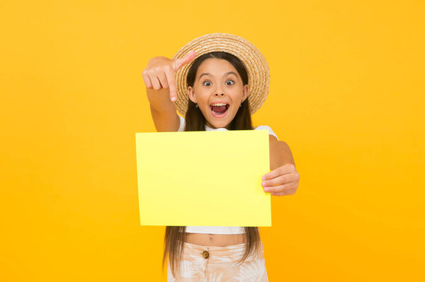 Я счастлив. реклама пляжной вечеринки. бумажное искусство и стиль ремесла. Привет, лето. счастливый ребенок представляет бумажный лист. летняя девочка-подросток. место для копирования пространства. летние продажи - конец сезона