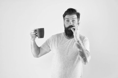 Sabahın tadını çıkarıyorum. Adam çay içiyor. Günaydın kahve. Su dengesi ve sağlık hizmetleri. Sakallı adam sabah rutinini sever. Bir yudum ilham. Vahşi hippi içeceği. Sıcak içecek kupası.