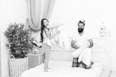 Şefkat ve destek ver. Samimi duygular. Pijama partisi. Mutlu bir çocukluk. Mutlu bir evlat yetiştirmek. Mutlu bir aile. Babalık görevi. Yastık savaşı. Babam dürüstlük ve dürüstlük dolu bir hayat istiyor.