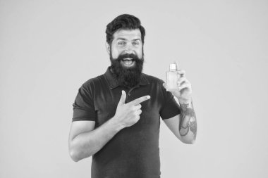 Lüks bir koku. Erkek için mükemmel bir koku. Vahşi hippiler kokuyu seçer. Deodorant sunan olgun bir adam. Moda kolonya şişesi. Hijyen ve sağlık. Tazeleniyor. Sakallı adam parfüm tutuyor.