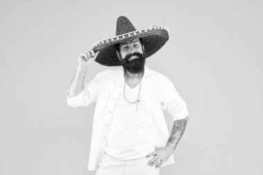 Meksika enerjisi. Geleneksel bayramı kutlayın. Cinco de Mayo. Meksika Ölüler Günü. 5 Mayıs. Hadi eğlenelim. Kutlama şenliği. Meksika şapkalı, mutlu bir adam. Meksika enerjik öfkesi