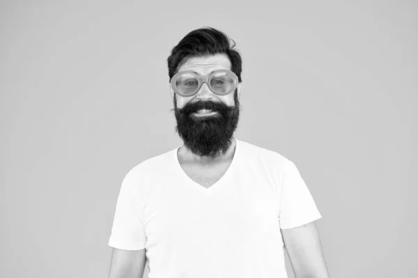 Mutiger Stil. Sommer im Kopf. Männerbrillenmodell. Schöner Typ mit Sonnenbrille. Hipster-Mann mit trendiger Sonnenbrille. UV-Schutzkonzept. Perfekte Vision. Augengesundheit. Modische Sonnenbrille — Stockfoto