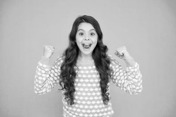 É a sua hora feliz. Conceito de infância. Dia internacional das crianças. Cuidados infantis. Feliz infância. Rapariga emocional. Menina de fundo azul. Menina sorrindo pequena com cabelo comprido. Beleza e saúde — Fotografia de Stock