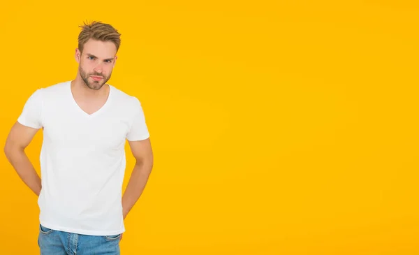 Snygg kille med orakat ansikte. Hipster med borst bär vit t-shirt. Snygg man som poserar. Karismatisk macho. Snygg sexig man. Karisma-konceptet. Ansiktsvård. Vackra människor. Stilig ung man — Stockfoto