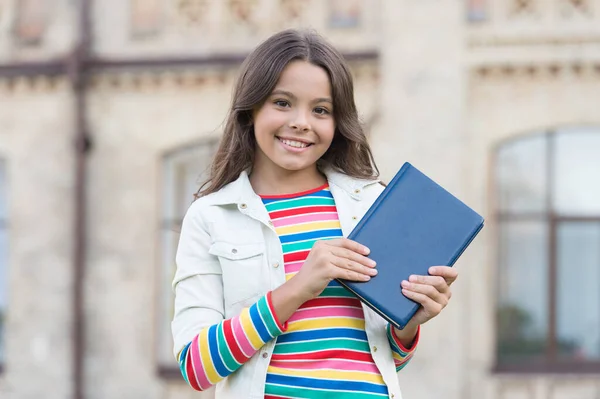 Απαιτούμενη σχολική λίστα. Ευτυχισμένο παιδί κρατά το βιβλίο έξω. Σχολική βιβλιοθήκη. Κοριτσάκι πίσω στο σχολείο. Σχολείο και εκπαίδευση. Ημέρα γνώσης. 1η Σεπτεμβρίου. Εκκίνηση. Ιδιωτική διδασκαλία. Εκπαίδευση κατ 'οίκον — Φωτογραφία Αρχείου